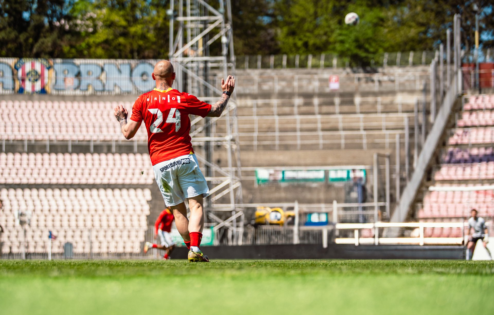 B-t�m v divok�m z�pasem nesta�il na Hodon�n