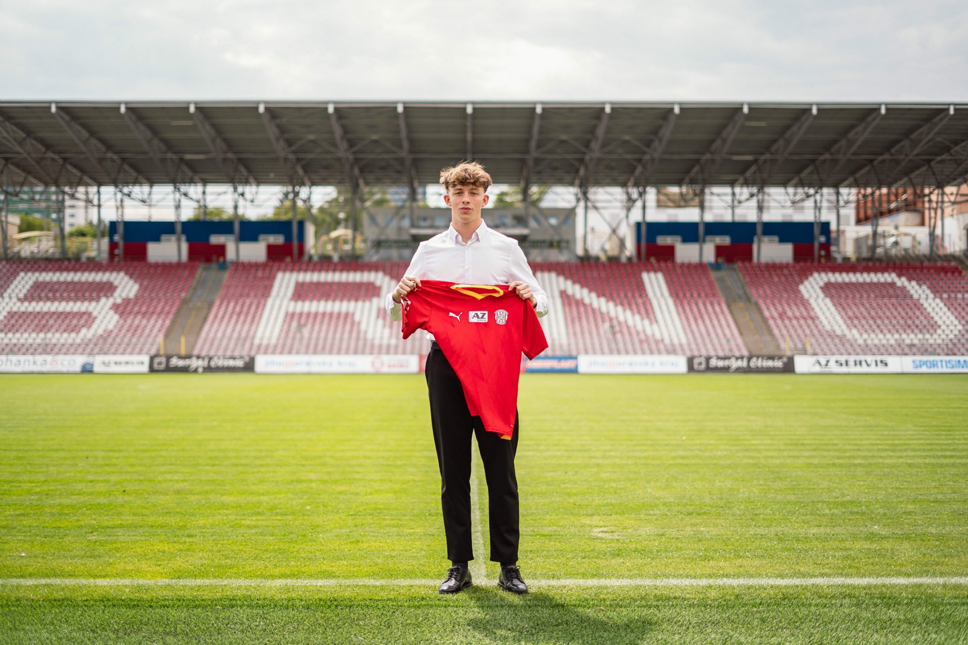 Zbrojovka podepsala profesion�ln� smlouvy se t�emi talentovan�mi hr��i