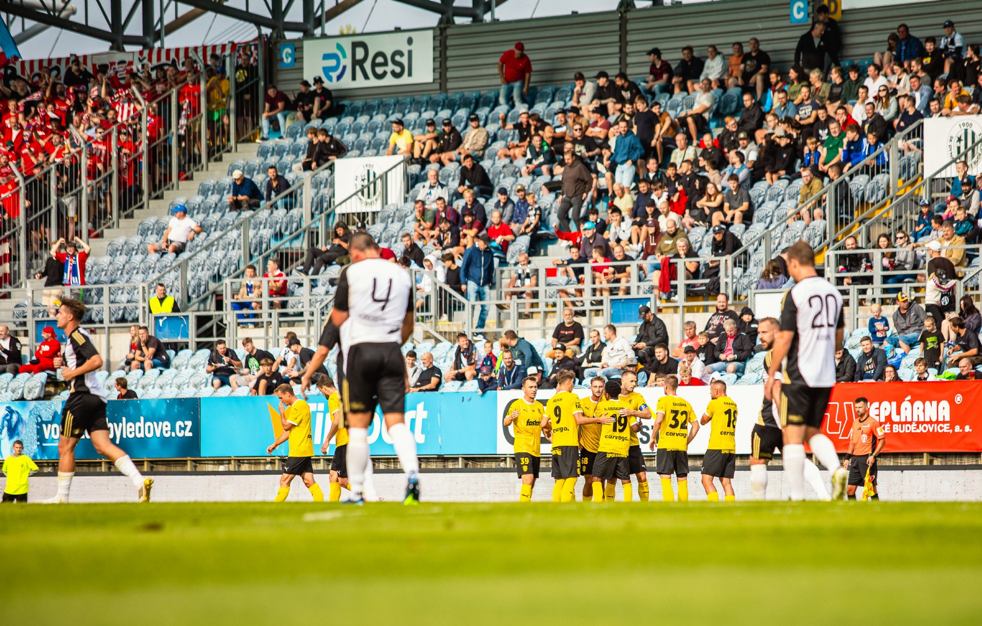 G�lov� hlavi�ky Hofmanna a Kronuse zajistily Zbrojovce na �vod sez�ny t�i body