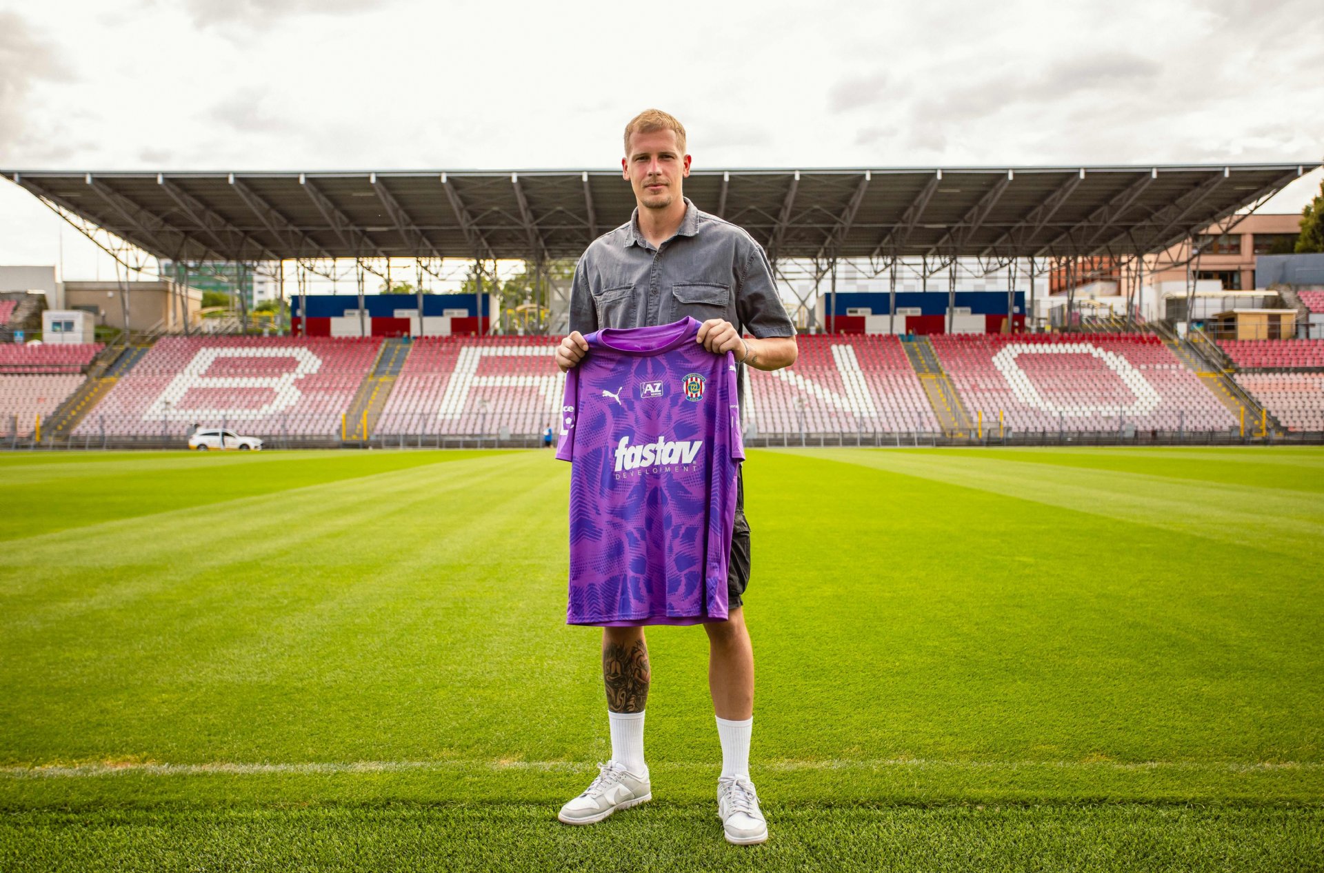 Brank�� Dominik Sv��ek prodlou�il smlouvu ve Zbrojovce 