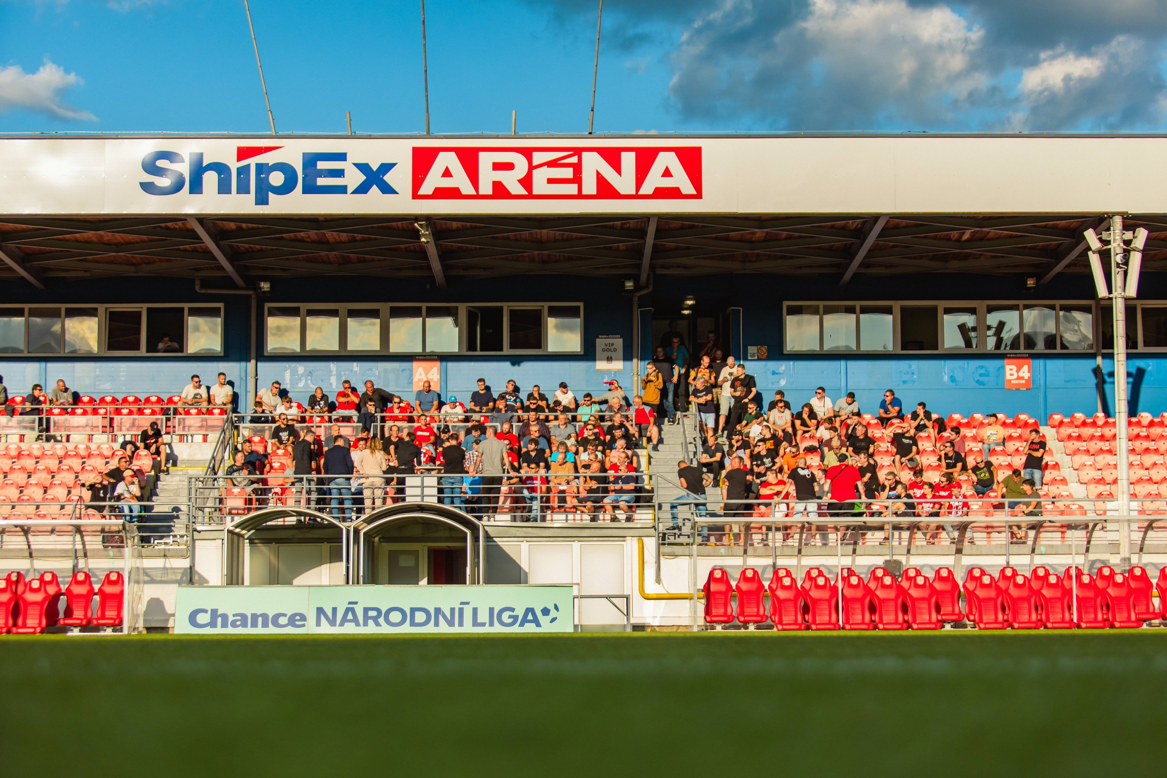 Nov� stadion, posily a ambice. Veden� klubu diskutovalo s fanou�ky