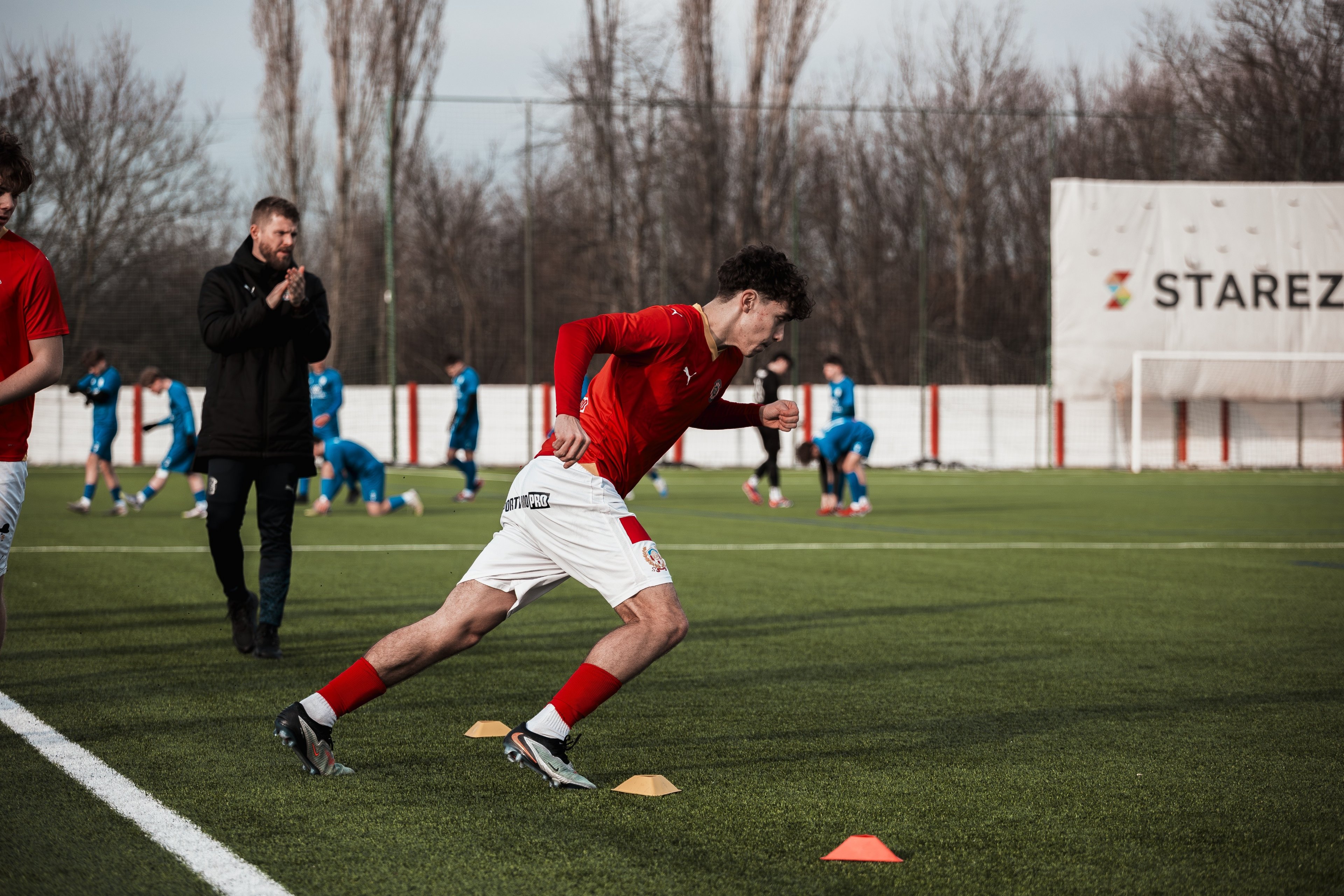 Ml�de�nick�m t�m�m pom�haj� nov� tren��i Al-Tuwaijri a Lamp��  