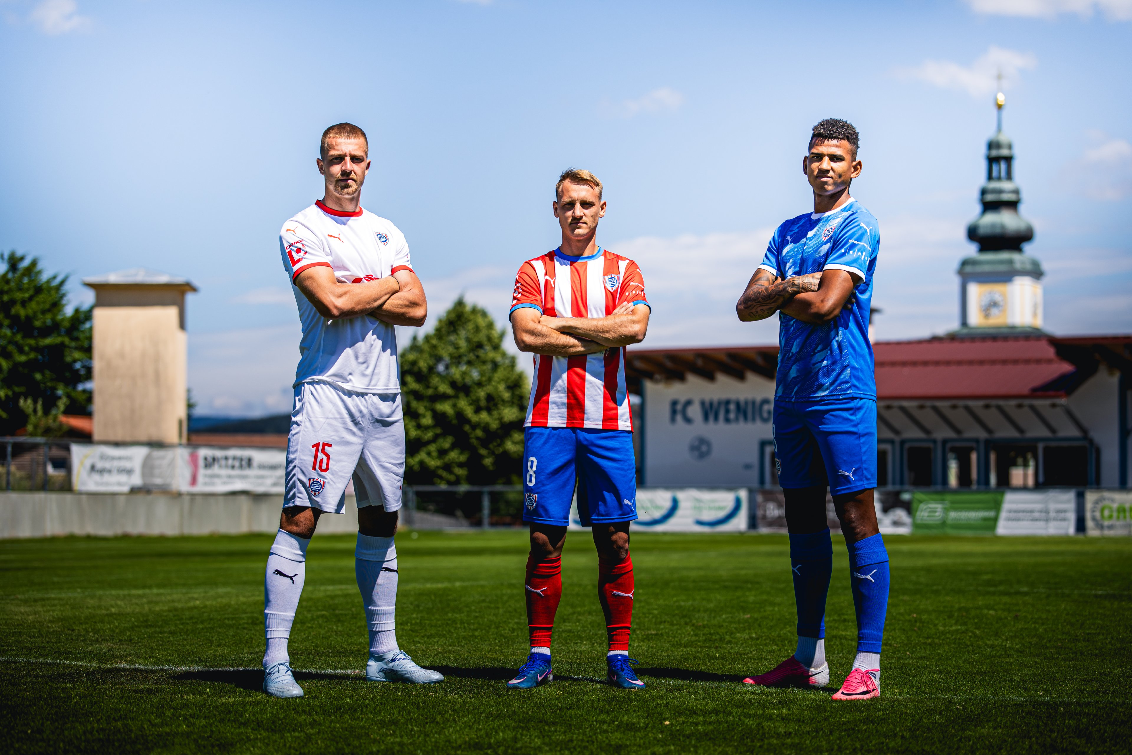 �erven�, b�l� a modr�. Zbrojovka p�edstavuje dresy pro sezonu 2026/2027