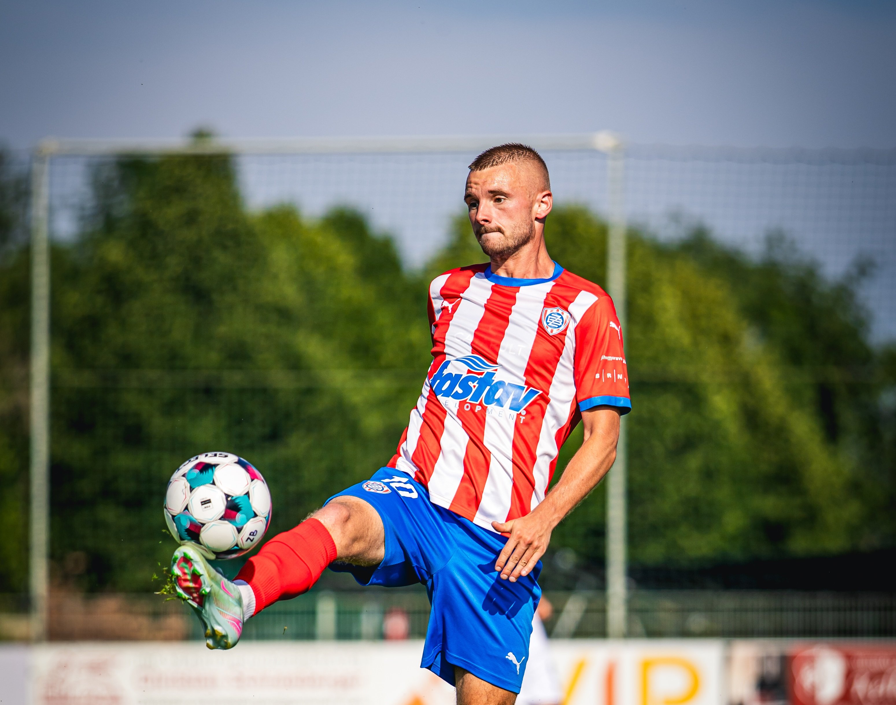 �to�n�k Jakub Selnar p�estupuje do Karvin�