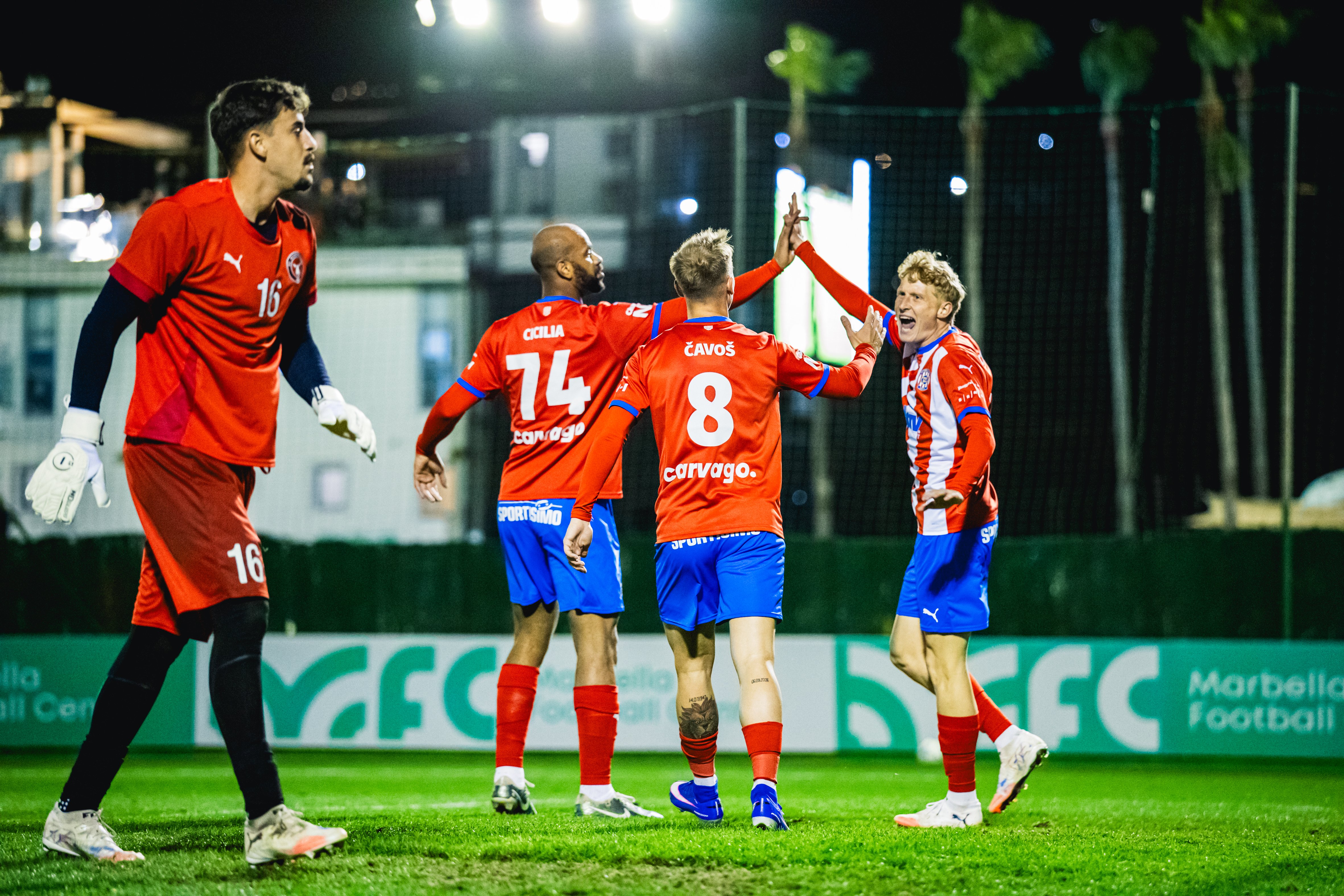 Zbrojov�ci usp�li proti akademii Midtjyllandu, v atypick�m z�pase nas�zeli sedm branek