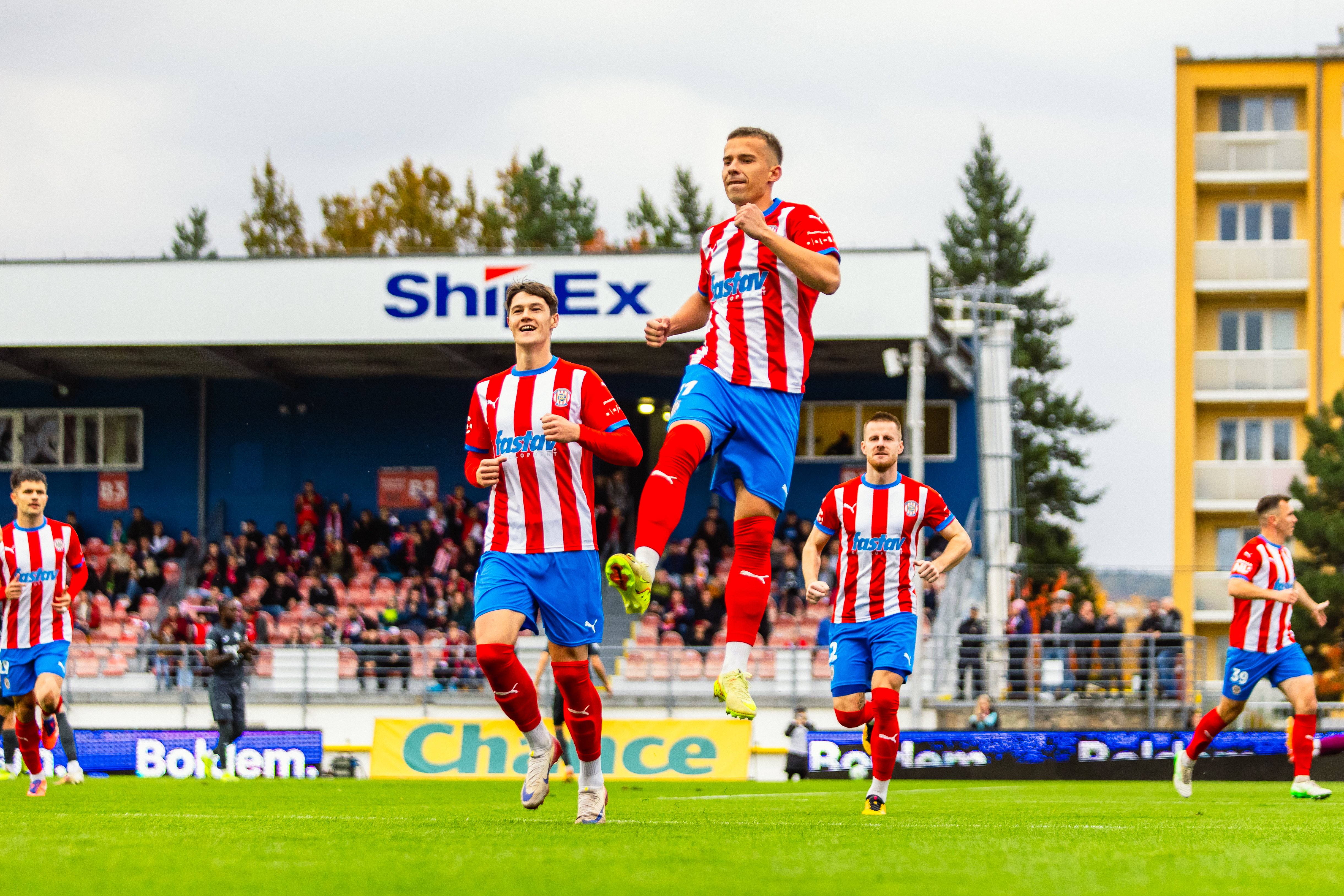 Zbrojovka nasypala Krom���i p�t branek a nav��ila veden� na �ele sout�e