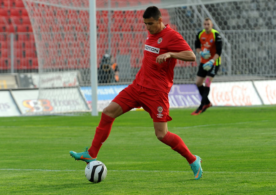 Zbrojovka v hektick�m z�pasu se t�emi �erven�mi kartami vyv�l�ila bod