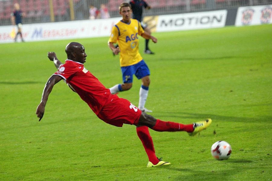 Rod�k z Pa��e fand� Barcelon� a jeho vzorem je Nicolas Anelka