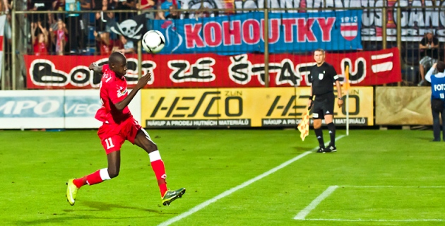 Zbrojov�ci na hostov�n�: Fall a Ullmann g�lov� pomohli k rem�z�m