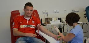 VIDEO: Tak� letos darovali Zbrojov�ci krev!