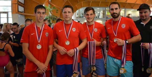 Setk�n� bez hranic se v kohoutovick�m Aquaparku z��astnili i Zbrojov�ci