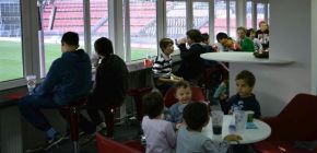 VIDEO: Zbrojovka uspo��dala v�no�n� setk�n� pro d�ti z d�tsk�ch domov�