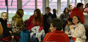 VIDEO: Zbrojovka uspo��dala v�no�n� bes�dku pro d�ti z d�tsk�ch domov�