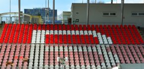 V�m�na seda�ek na z�padn� tribun� ji� je v pln�m proudu