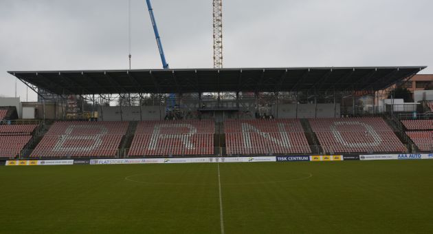 Na nekryt� tribun� se ji� rozjely pr�ce na nov�m zast�e�en�