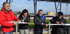 Nejprve �ampa�sk�, pak v�t�zstv� - nov� st�echa pok�t�na