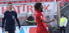 Chv�li jsem se zast�eloval, usm�val se po utk�n� autor prvn� branky Zavadil