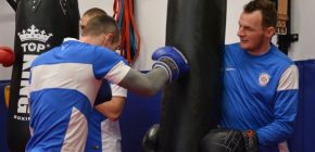 VIDEO: Zbrojov�ci op�t boxovali u Tom�e Hrona
