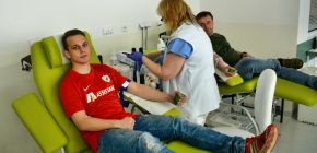 VIDEO: Zbrojovka op�t pom�hala darovat krev!