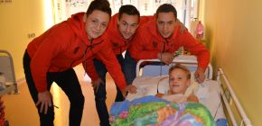 Hr��i Zbrojovky obdarovali pacienty v D�tsk� nemocnici
