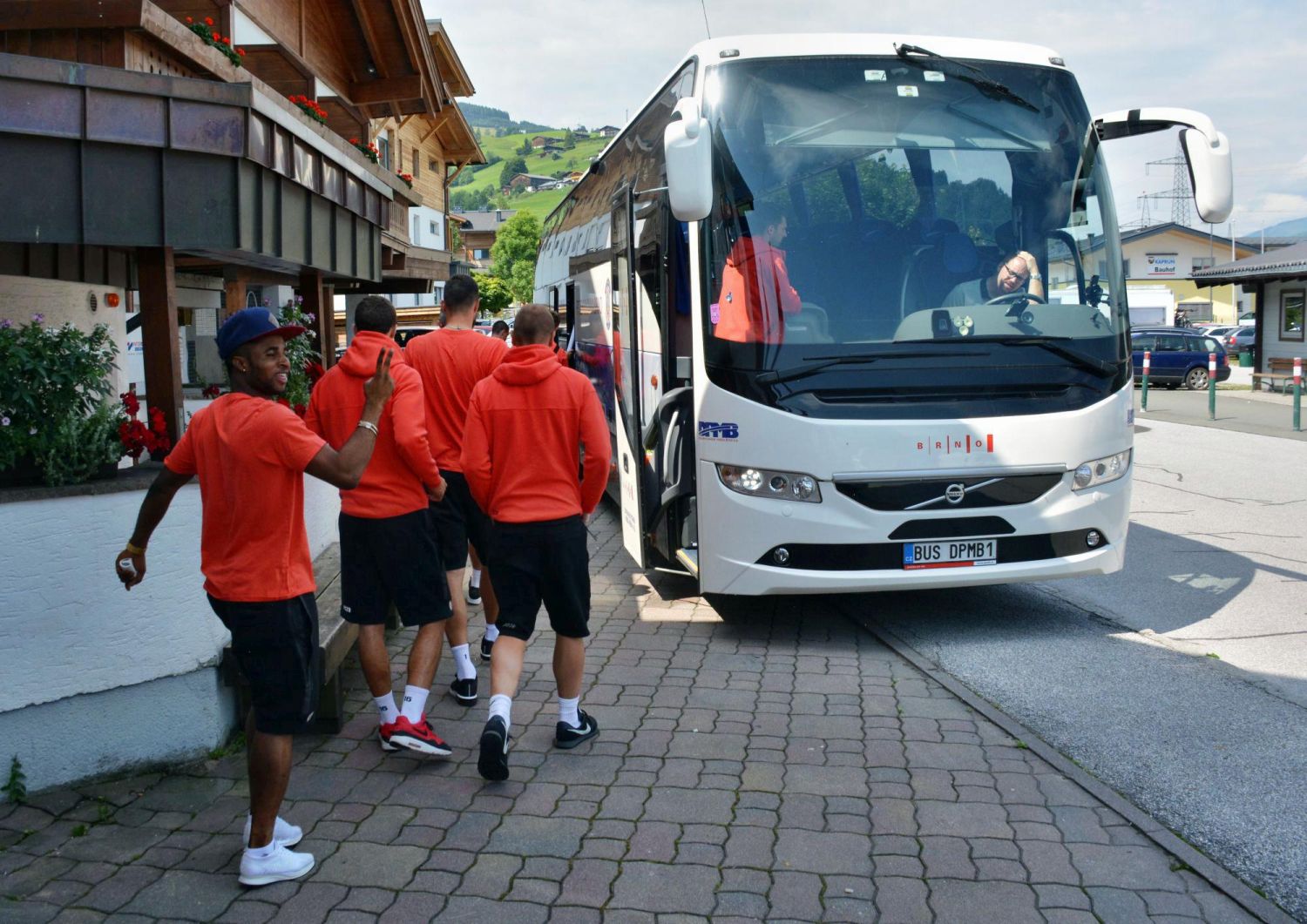 Soust�ed�n� skon�ilo, Zbrojov�ci se dnes vr�tili do Brna