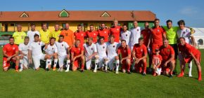 FOTO: Hokejky pro Kluka Puka - Zbrojov�ci bavili i pom�hali