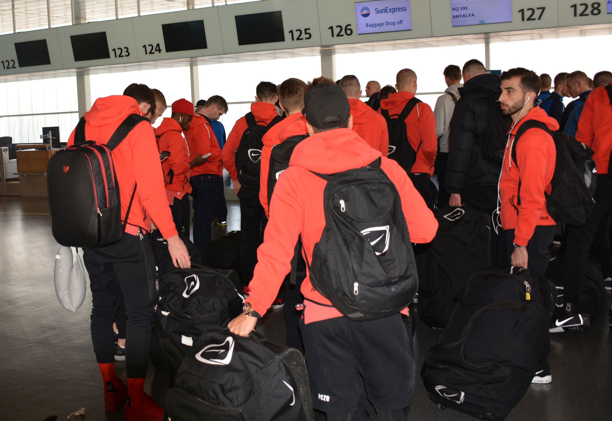 Zbrojov�ci dorazili do Lary, z�tra je �ek� prvn� tr�nink