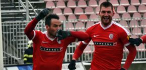 VIDEO: Tahle v�hra pat�� t�mu i fanou�k�m, usm�v� se st�elec Acosta