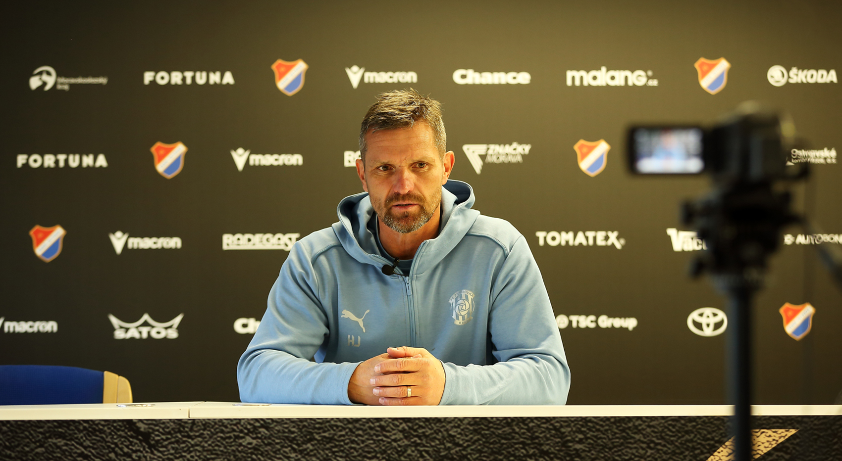 Jaroslav Hynek: Mus�m t�m pochv�lit za to, jak utk�n� zvl�dl