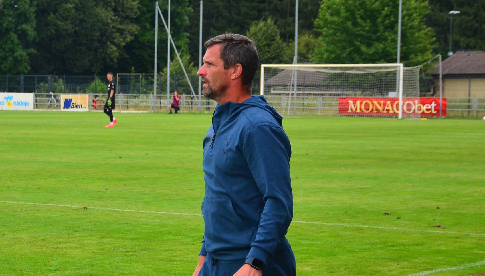 Tren�r Hynek po utk�n� v P�chov�