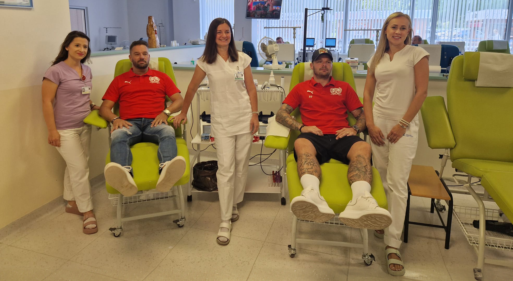 Zbrojov�ci dnes p�edali odb�rov� k�esla, zakoupen� z v�t�ku aukce speci�ln�ch dres�