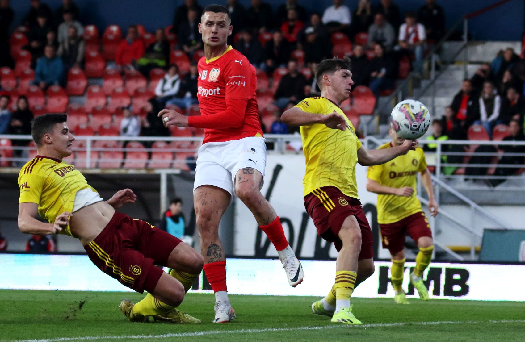 Zbrojovka doma nesta�ila na b��ko Sparty