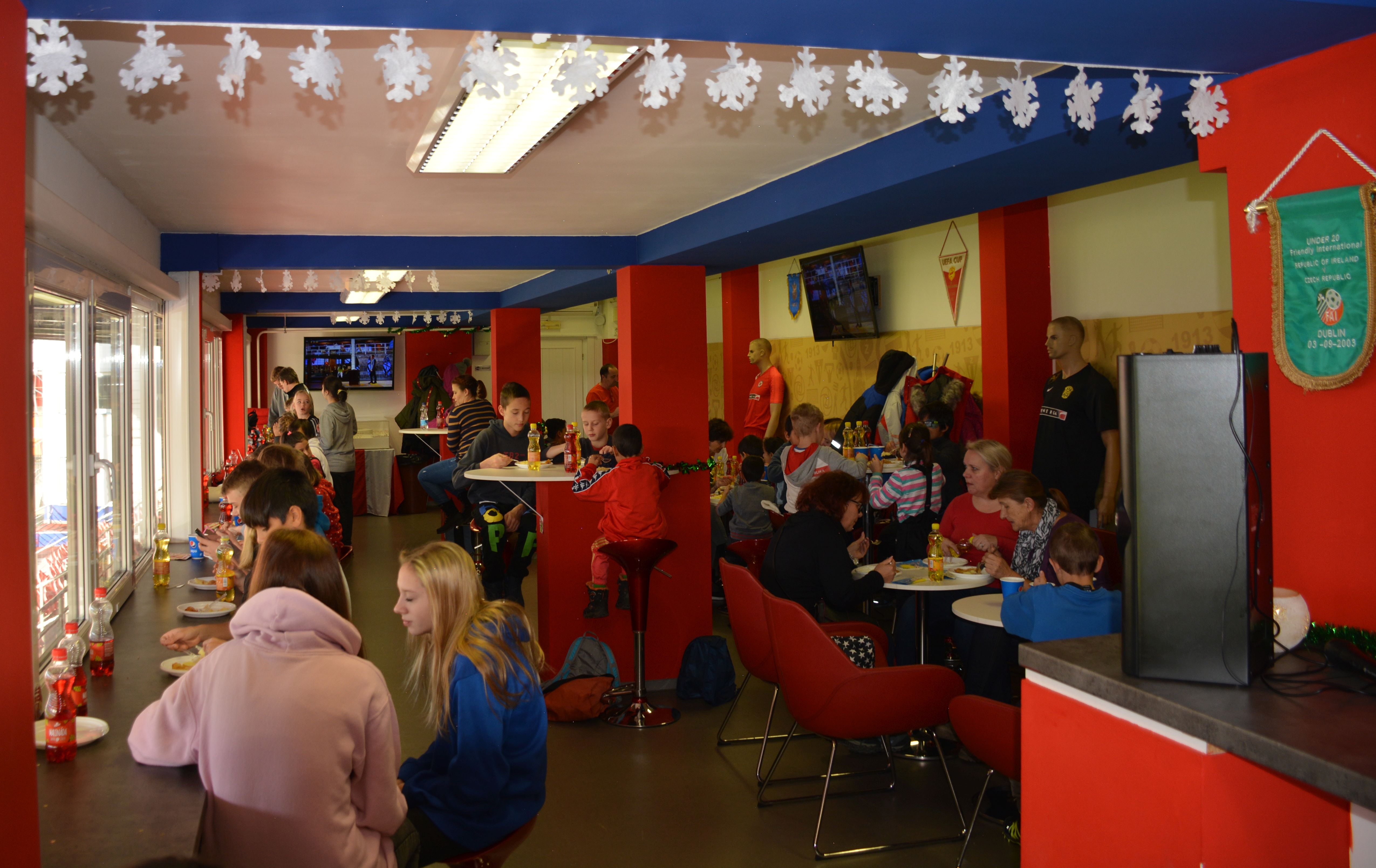 VIDEO: Zbrojovka op�t uspo��dala v�no�n� bes�dku pro d�ti z d�tsk�ch domov�