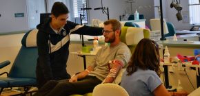 VIDEO: Zbrojov�ci op�t pom�hali darovat krev!