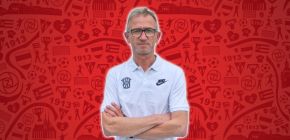 Fanou�ci na stadionu besedovali s tren�rem Mach�lkem