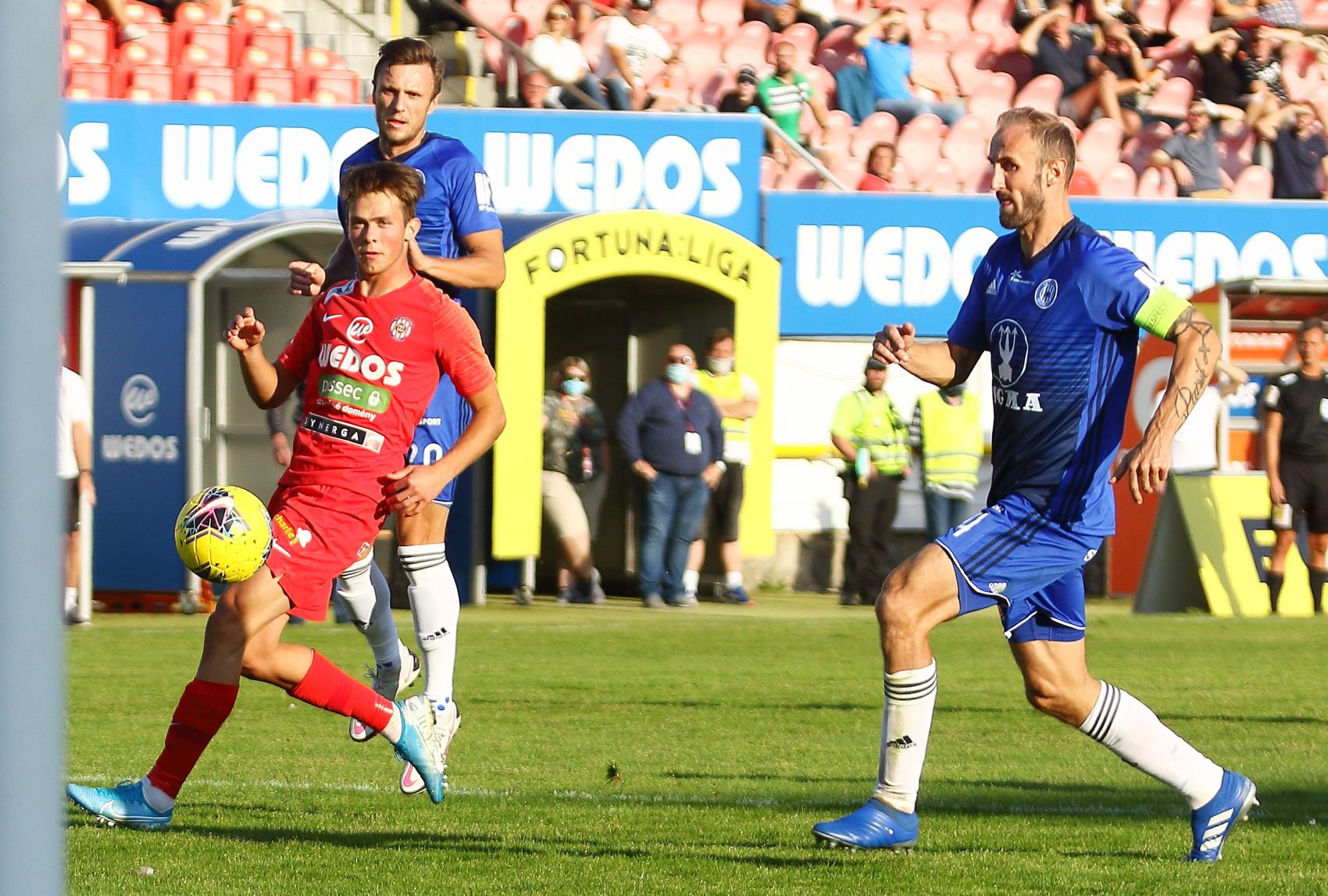 SOUHRN: Zbrojov�ci na hostov�n�