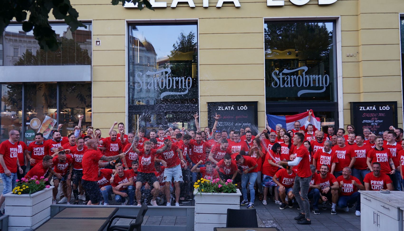 Postupov� tri�ka k dost�n� ve Fanshopu!