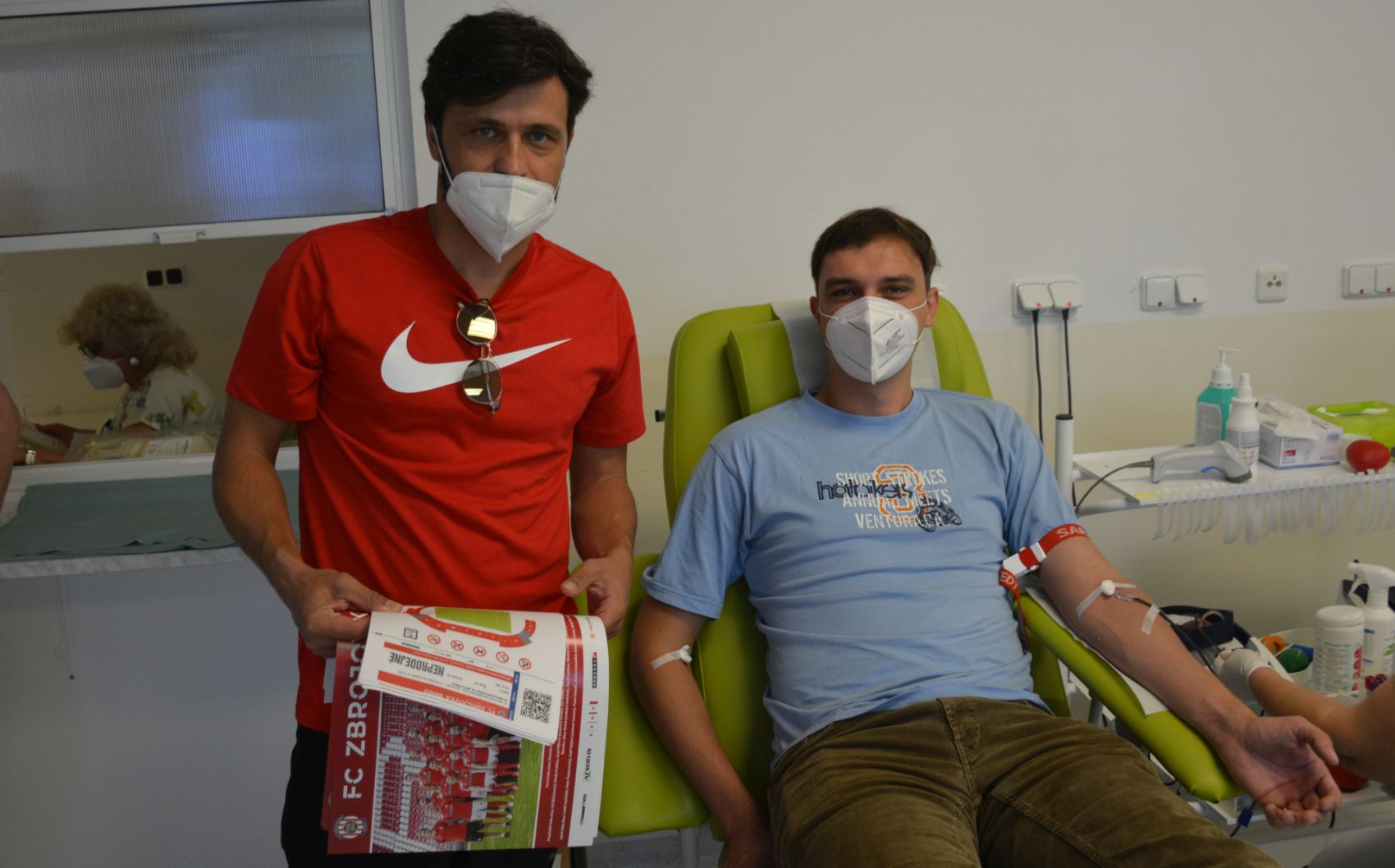 VIDEO: Zbrojov�ci op�t pom�hali darovat krev!