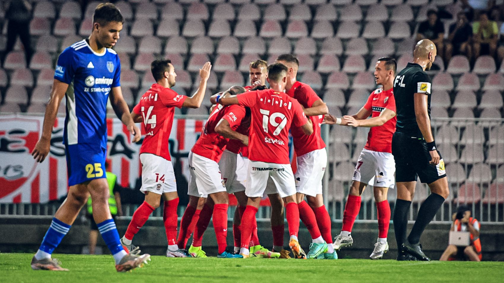 Fantazie na Srbsk�! �ezn��ek �ty�mi g�ly re��roval destrukci Jihlavy