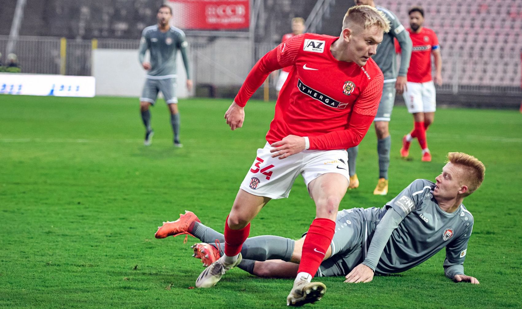 SOUHRN: Zbrojov�ci na hostov�n�