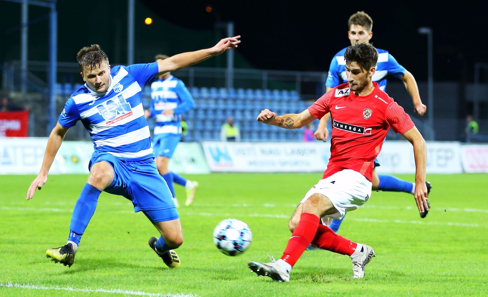 SOUHRN: Zbrojov�ci na hostov�n�