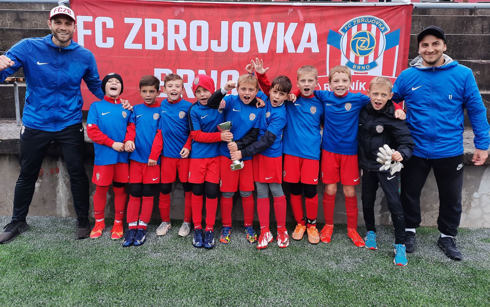 Poh�r ml�de�e - v�echny t�my postupuj� do fin�le!