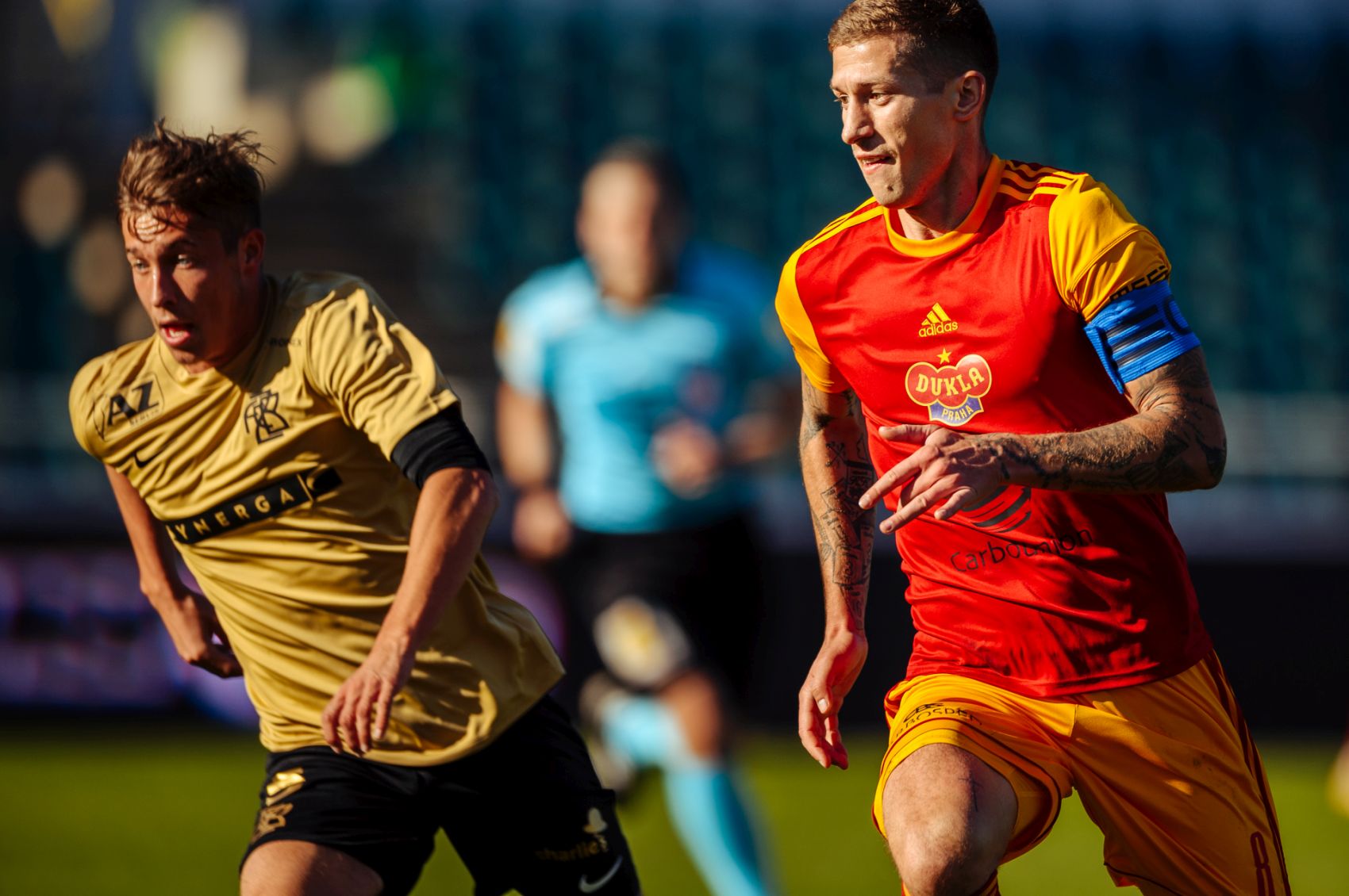 SOUHRN: Zbrojov�ci na hostov�n�