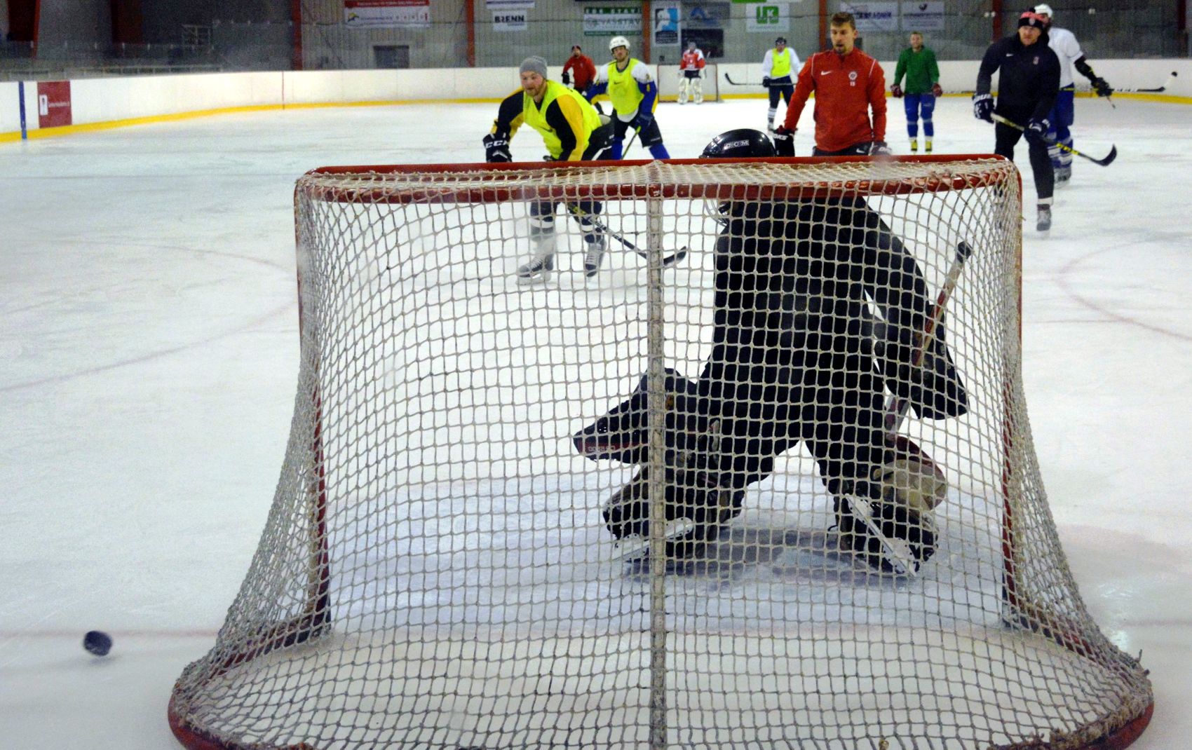 VIDEO: Zbrojov�ci si zpest�ili program hokejem!