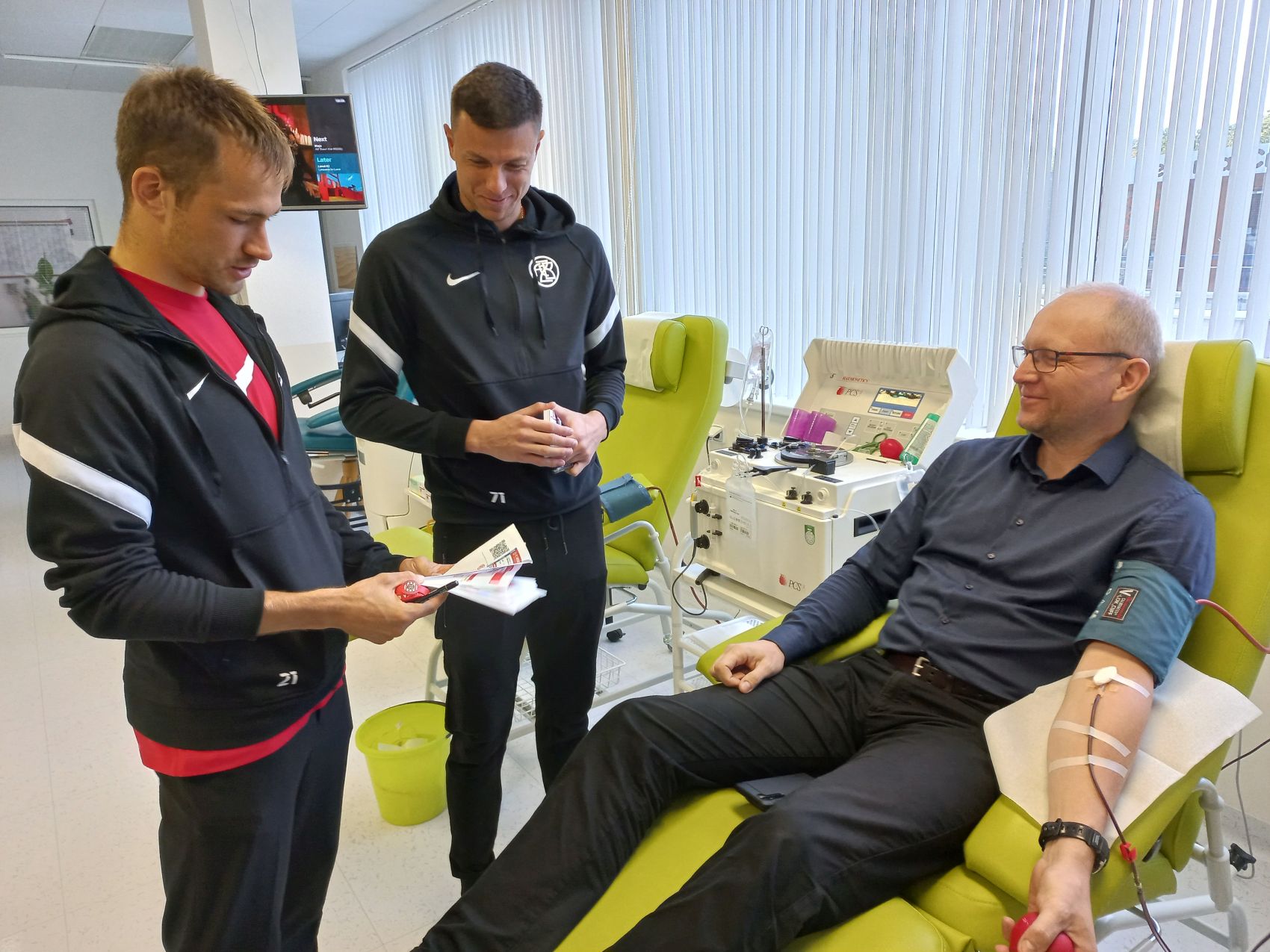 VIDEO: Zbrojov�ci op�t pom�hali darovat krev!