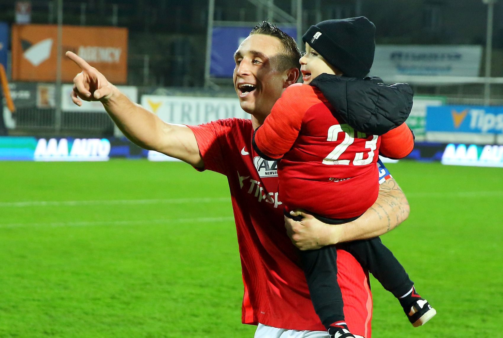 VIDEO: V���m, �e si lidi fotbal u�ili, usm�v� se �ural