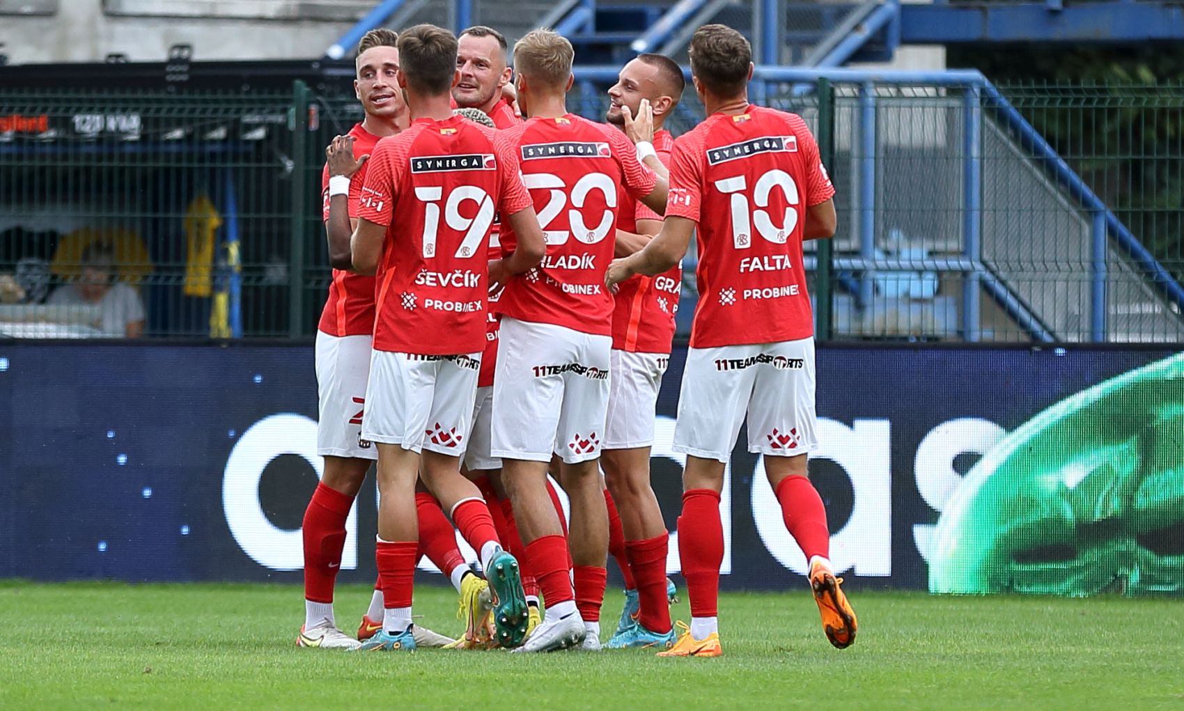 Dal�� venkovn� v�hra! Zbrojovka vyloupila i Zl�n!