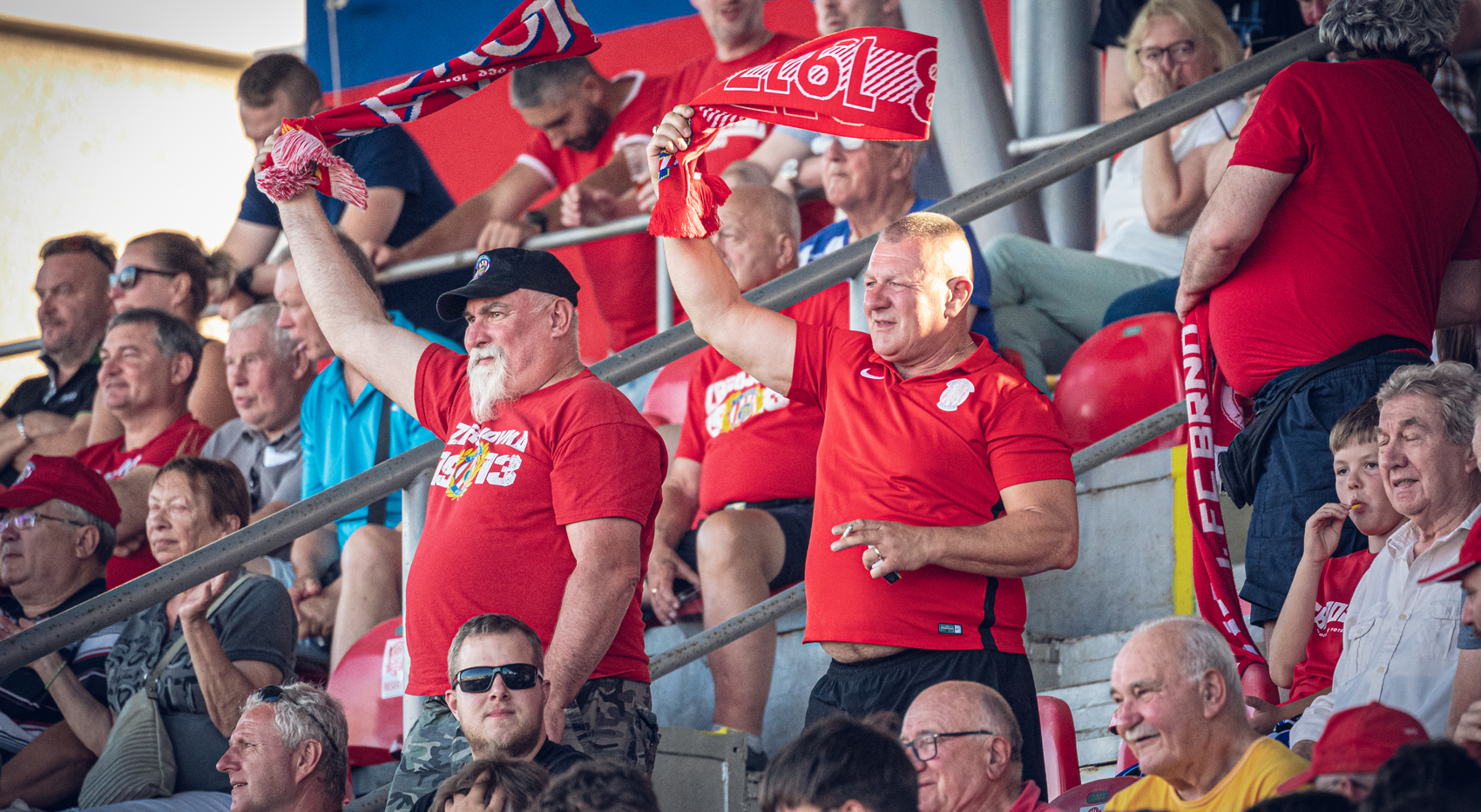 M� permanentku? Vezmi kamar�da na fotbal!