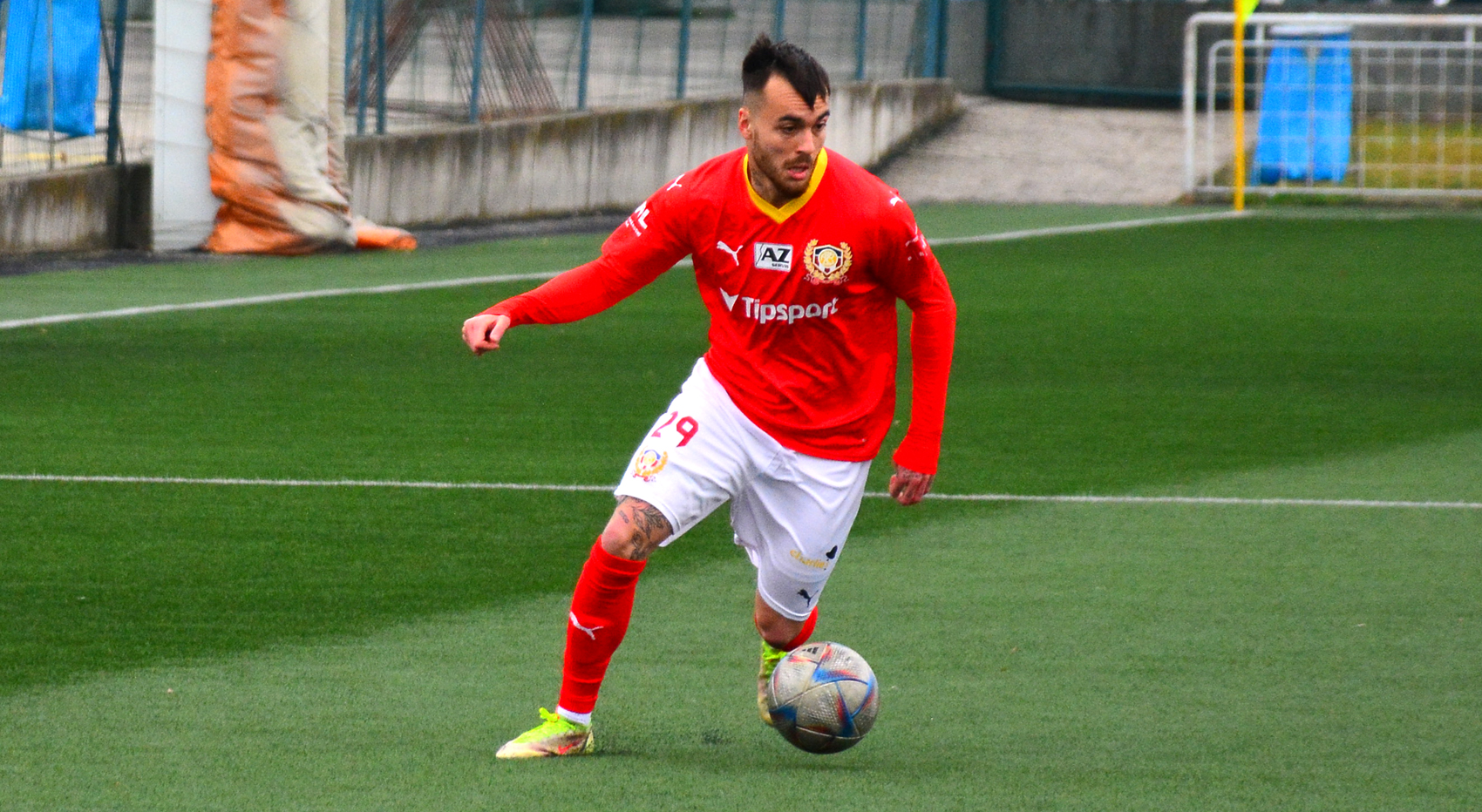 S Kom�rnem v�t�zn�