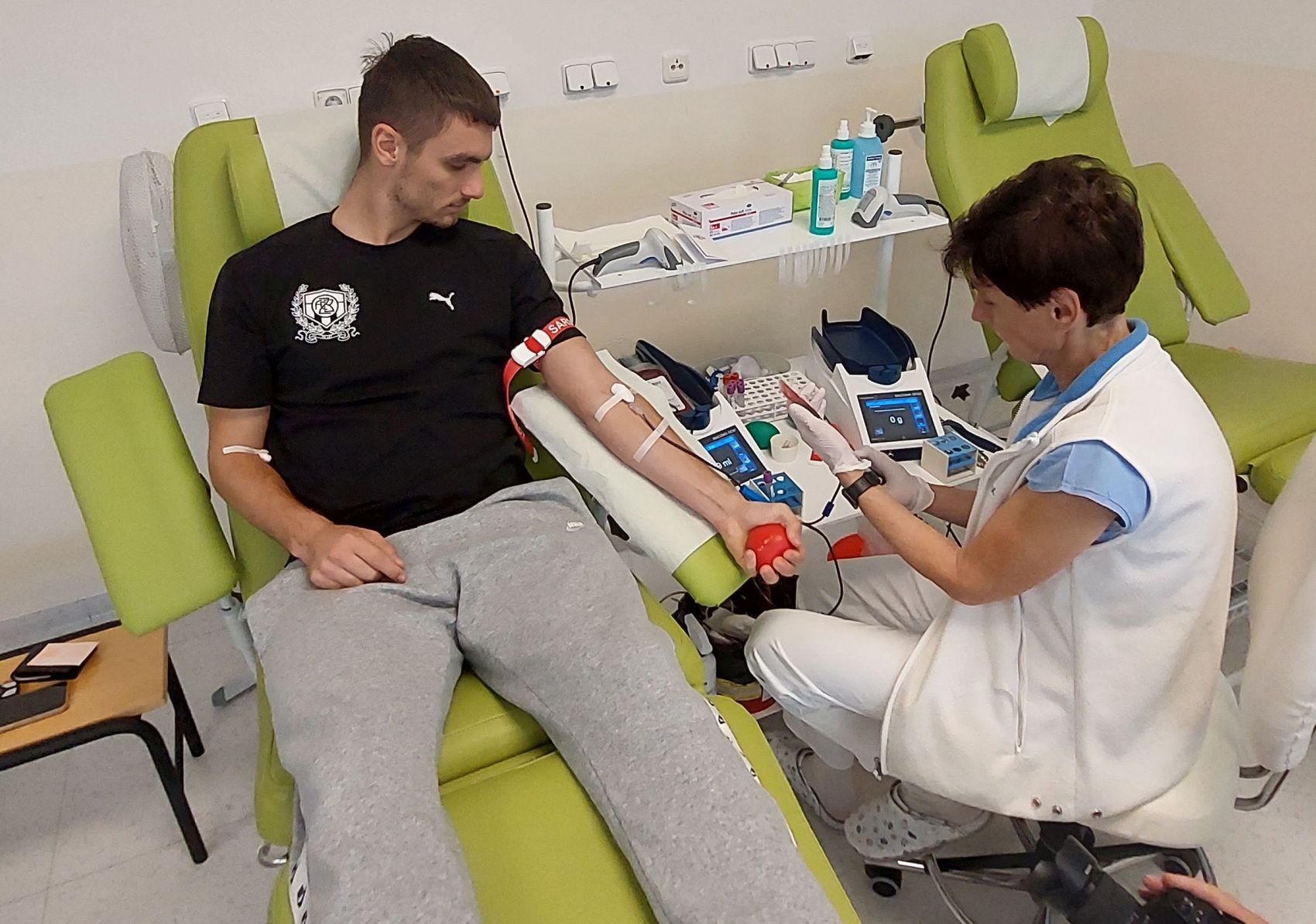 Zbrojov�ci pom�hali darovat krev a zavr�ili tak des�t� rok spolupr�ce!